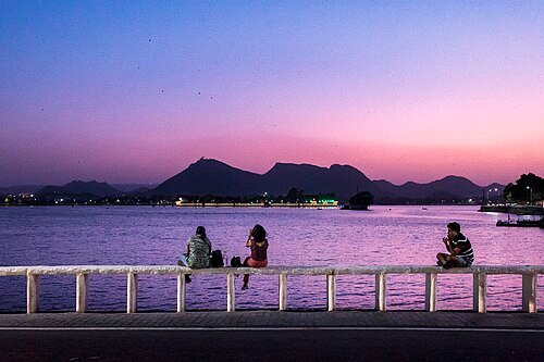 Sunset_over_Fateh_Sagar,_Udaipur_(S1110471)